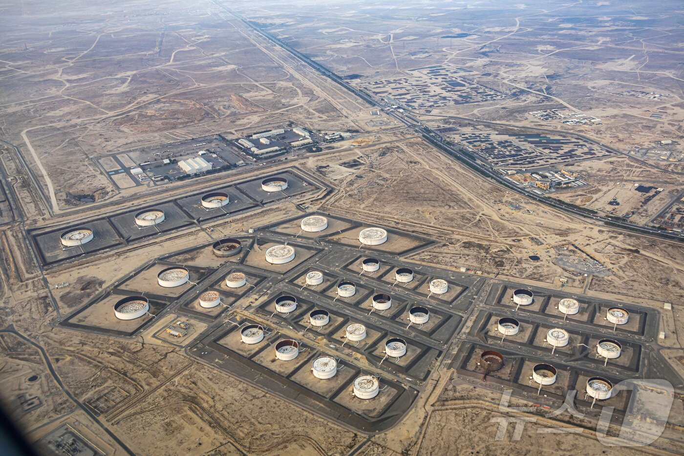 본문 이미지 - 쿠웨이트 알 아흐마디의 원유 저장소 전경. 2023.12.11 ⓒ 로이터=뉴스1
