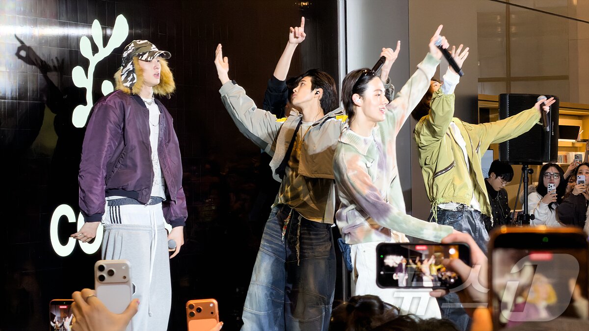 본문 이미지 - 그룹 코르티스(CORTIS)가 18일 오후 서울 애플 명동에서 열린 애플 50주년 기념 행사에서 퍼포먼스를 하고 있다. ⓒ 뉴스1 이기범 기자