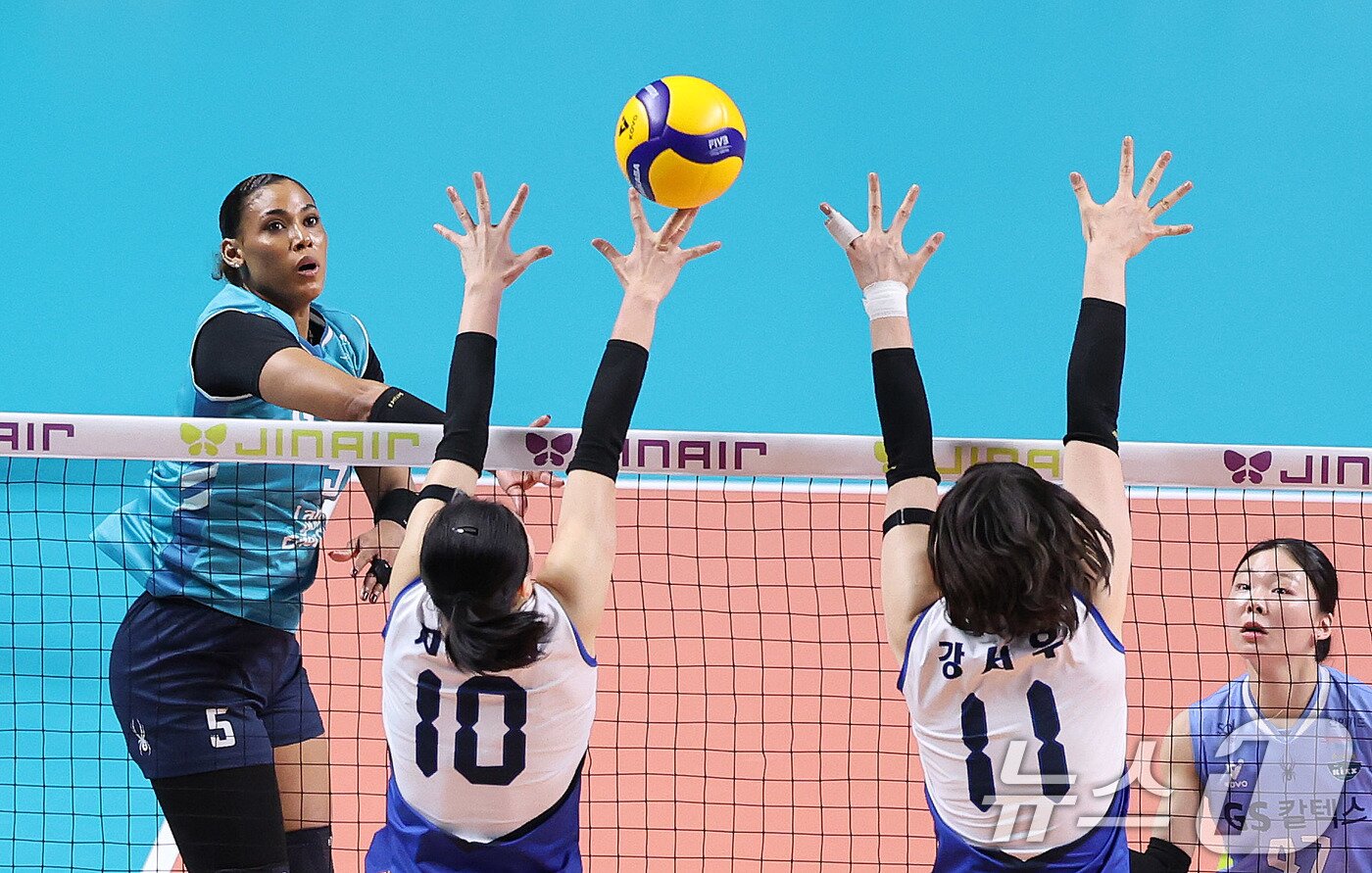 본문 이미지 - 18일 오후 서울 중구 장충체육관에서 열린 2025-2026 프로배구 V리그 여자부 GS칼텍스와 현대건설의 경기에서 GS칼텍스 실바가 공격을 시도하고 있다. 2026.3.18 ⓒ 뉴스1 박지혜 기자