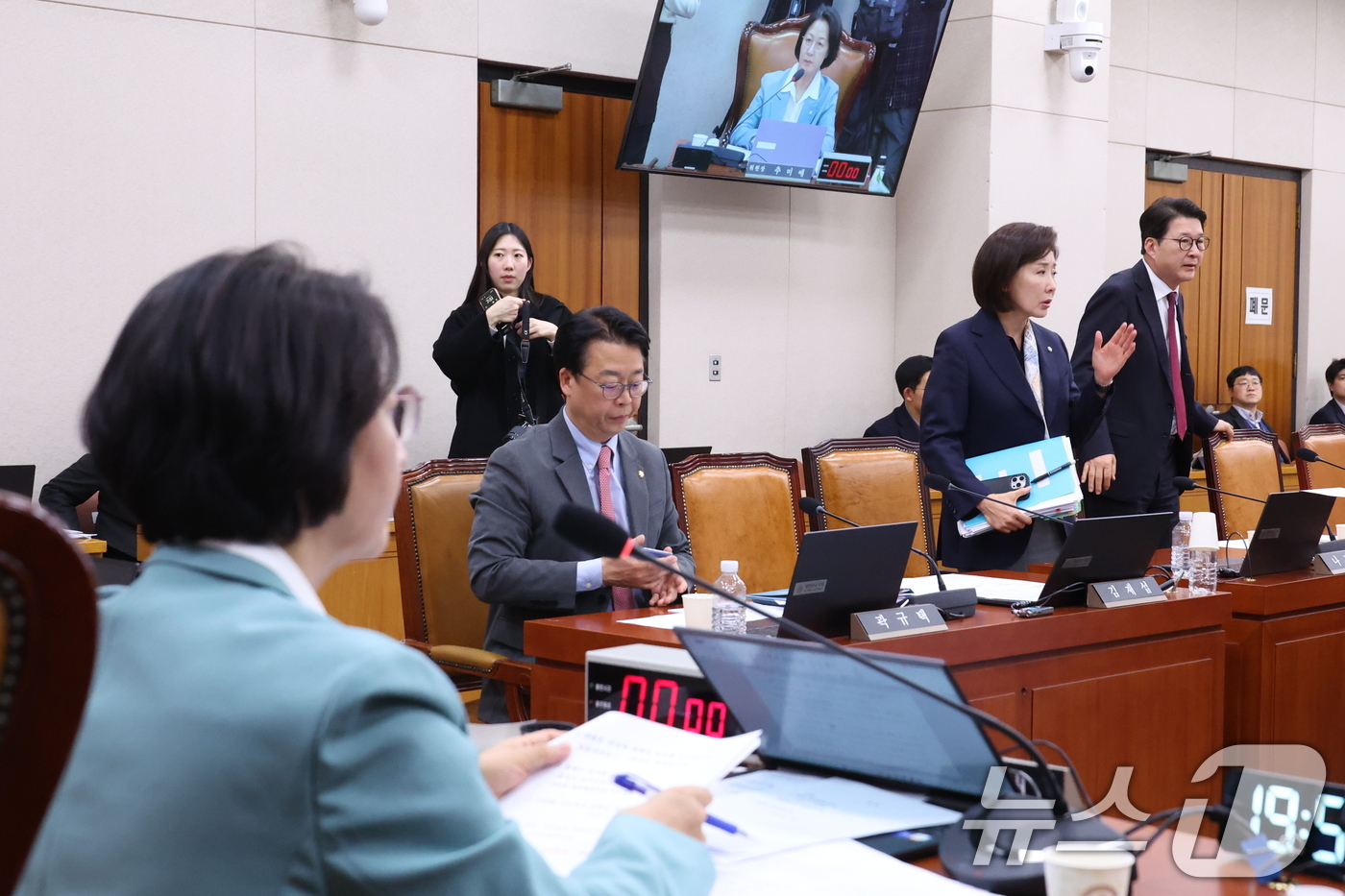 (서울=뉴스1) 신웅수 기자 = 18일 서울 여의도 국회에서 열린 법제사법위원회 전체회의에서 공소청법 처리에 반대하는 국민의힘 의원들이 퇴장하고 있다. 2026.3.18/뉴스1