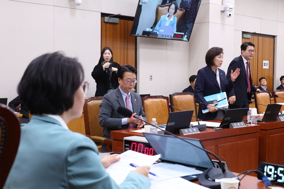 공소청법 반대하며 퇴장하는 국민의힘