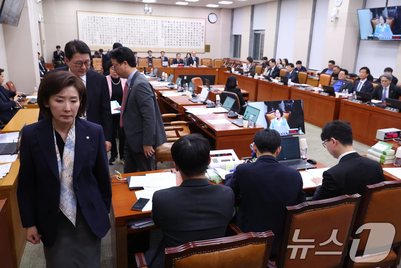 (서울=뉴스1) 신웅수 기자 = 18일 서울 여의도 국회에서 열린 법제사법위원회 전체회의에서 공소청법 처리에 반대하는 국민의힘 의원들이 퇴장하고 있다. 2026.3.18/뉴스1