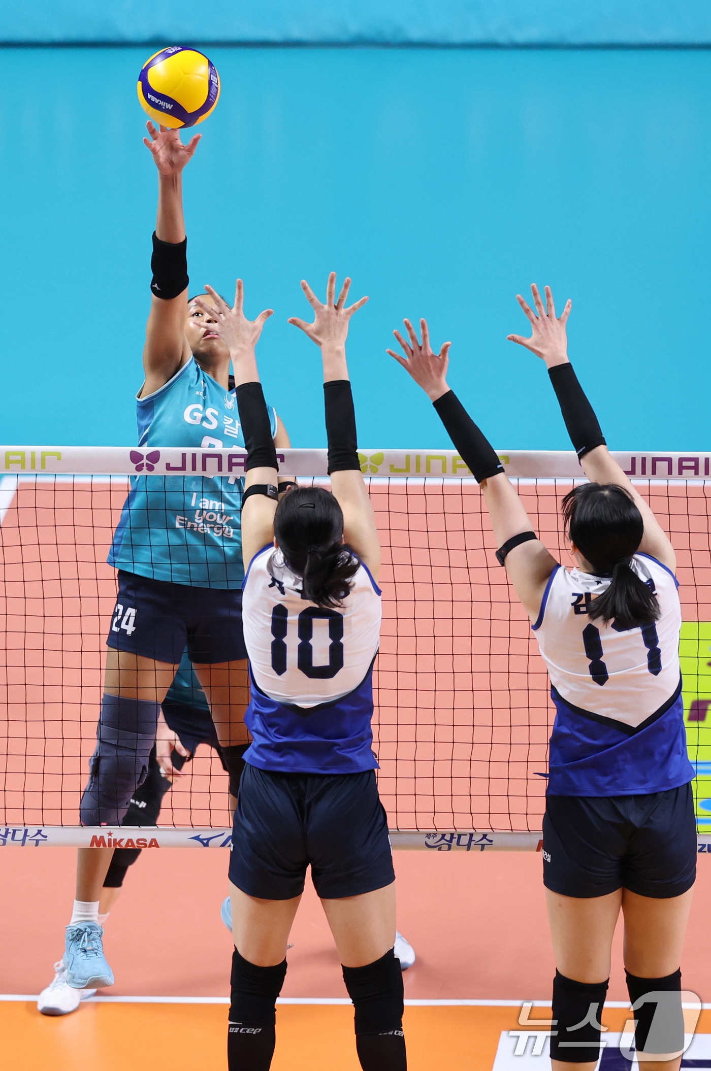 (서울=뉴스1) 박지혜 기자 = 18일 오후 서울 중구 장충체육관에서 열린 2025-2026 프로배구 V리그 여자부 GS칼텍스와 현대건설의 경기에서 GS칼텍스 레이나가 공격을 시도 …
