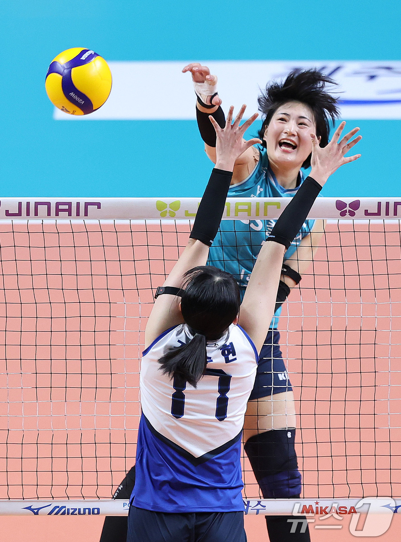 (서울=뉴스1) 박지혜 기자 = 18일 오후 서울 중구 장충체육관에서 열린 2025-2026 프로배구 V리그 여자부 GS칼텍스와 현대건설의 경기에서 GS칼텍스 최가은이 공격을 시도 …