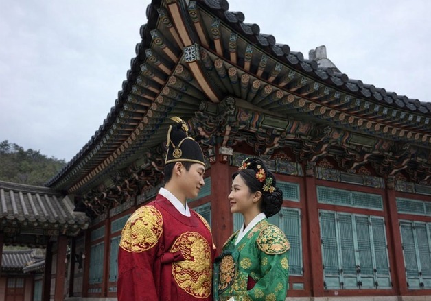 '왕사남' 촬영 문경새재서 곤룡포 입고 단종처럼…한복 체험 '눈길'