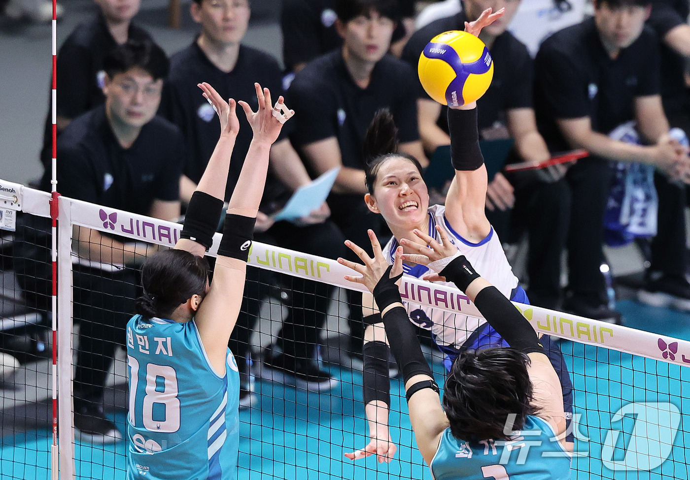 (서울=뉴스1) 박지혜 기자 = 18일 오후 서울 중구 장충체육관에서 열린 2025-2026 프로배구 V리그 여자부 GS칼텍스와 현대건설의 경기에서 현대건설 나현수가 공격을 시도하 …