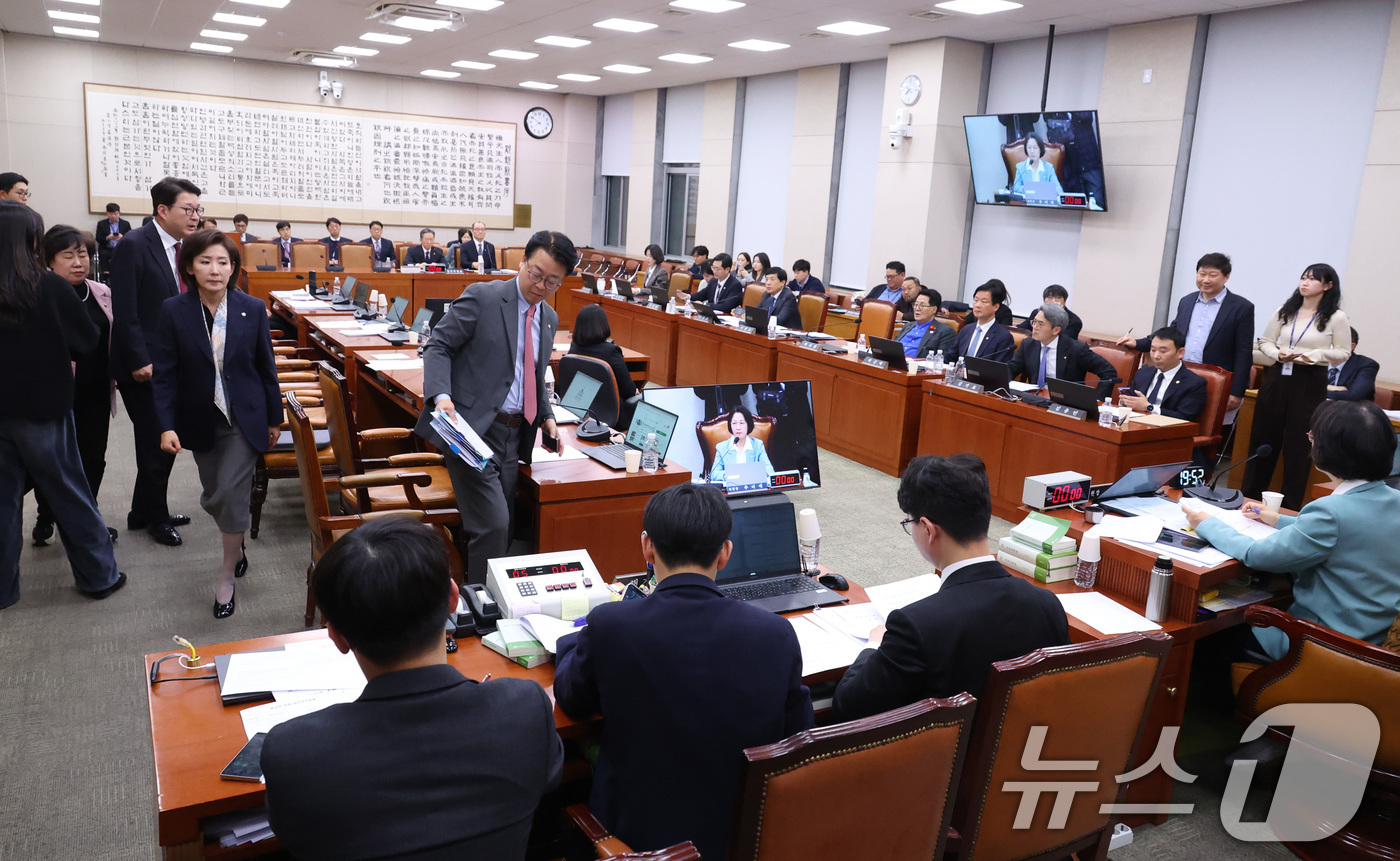 (서울=뉴스1) 신웅수 기자 = 18일 서울 여의도 국회에서 열린 법제사법위원회 전체회의에서 공소청법 처리에 반대하는 국민의힘 의원들이 퇴장하고 있다. 2026.3.18/뉴스1