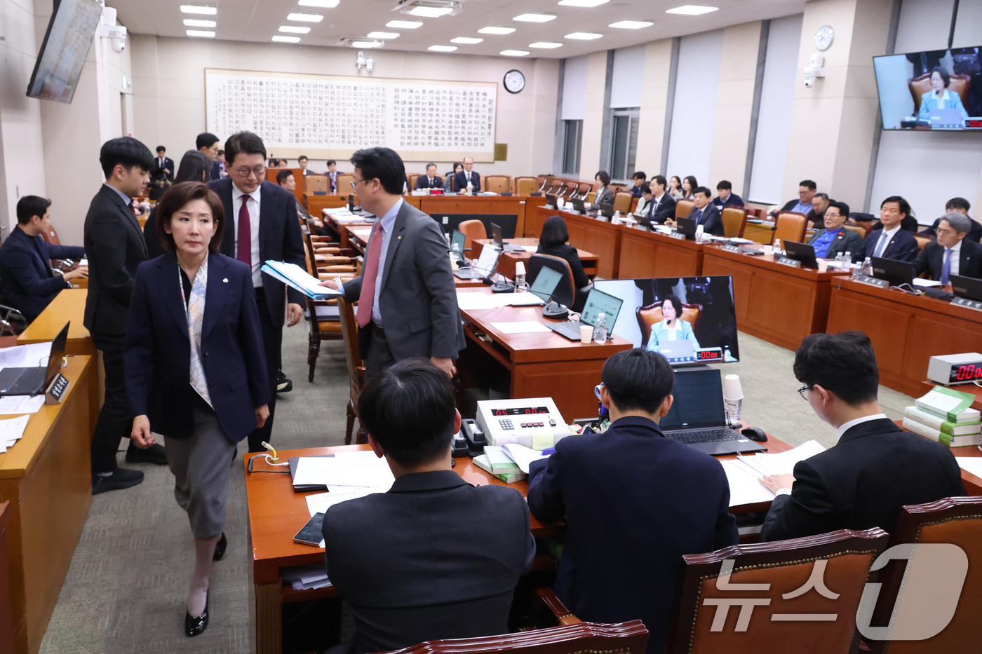 (서울=뉴스1) 신웅수 기자 = 18일 서울 여의도 국회에서 열린 법제사법위원회 전체회의에서 공소청법 처리에 반대하는 국민의힘 의원들이 퇴장하고 있다. 2026.3.18/뉴스1