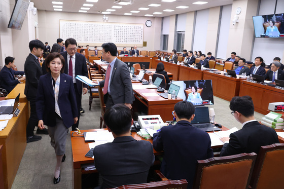 공소청법 처리 반발하며 퇴장하는 국민의힘