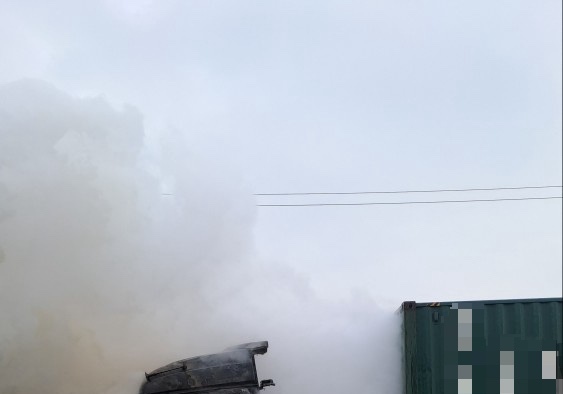 평택 도로 위 화물차서 화재…1시간 40분 만에 진화