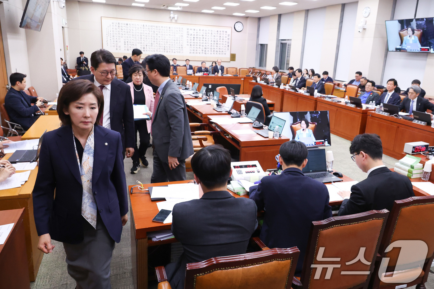 (서울=뉴스1) 신웅수 기자 = 18일 서울 여의도 국회에서 열린 법제사법위원회 전체회의에서 공소청법 처리에 반대하는 국민의힘 의원들이 퇴장하고 있다. 2026.3.18/뉴스1