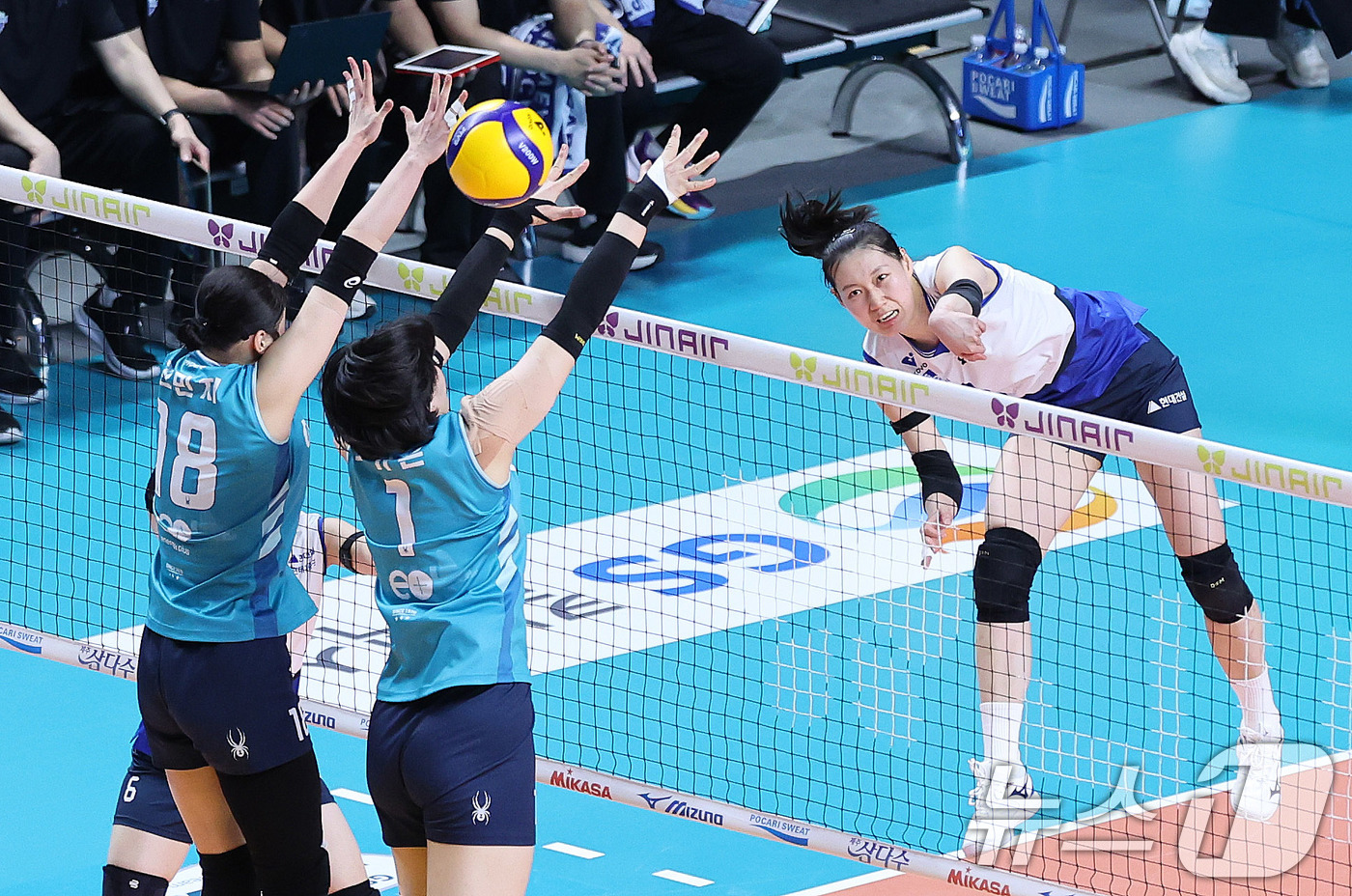 (서울=뉴스1) 박지혜 기자 = 18일 오후 서울 중구 장충체육관에서 열린 2025-2026 프로배구 V리그 여자부 GS칼텍스와 현대걸설의 경기에서 현대건설 나현수가 공격을 시도하 …