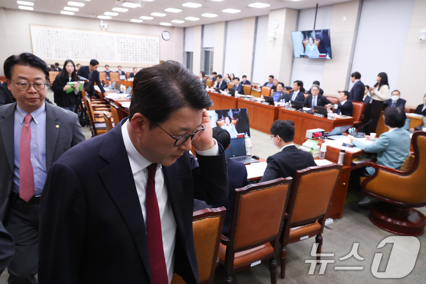 (서울=뉴스1) 신웅수 기자 = 18일 서울 여의도 국회에서 열린 법제사법위원회 전체회의에서 공소청법 처리에 반대하는 국민의힘 의원들이 퇴장하고 있다. 2026.3.18/뉴스1