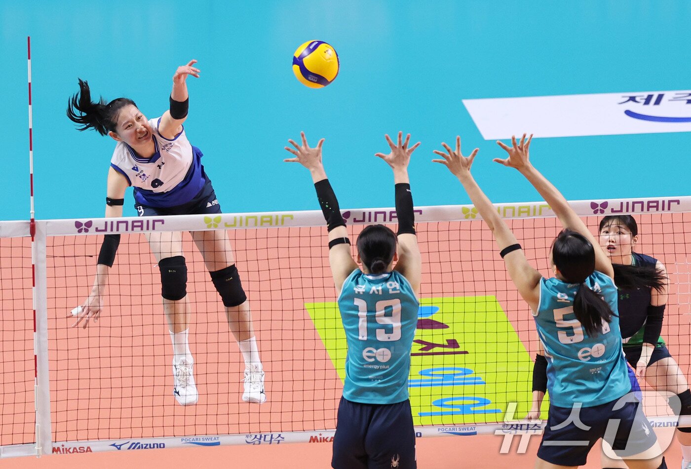 본문 이미지 - 18일 오후 서울 중구 장충체육관에서 열린 2025-2026 프로배구 V리그 여자부 GS칼텍스와 현대건설의 경기에서 현대건설 나현수가 공격을 시도하고 있다. 2026.3.18 ⓒ 뉴스1 박지혜 기자