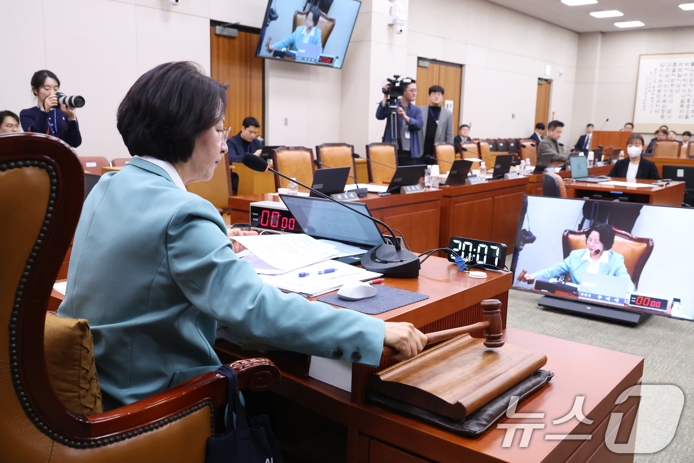 (서울=뉴스1) 신웅수 기자 = 18일 서울 여의도 국회에서 열린 법제사법위원회 전체회의에서 공소청법이 가결되고 있다. 2026.3.18/뉴스1