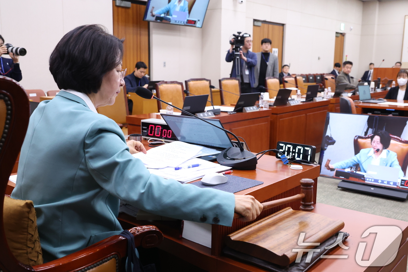 (서울=뉴스1) 신웅수 기자 = 18일  서울 여의도 국회에서 열린 법제사법위원회 전체회의에서 공소청법이 가결되고 있다. 2026.3.18/뉴스1