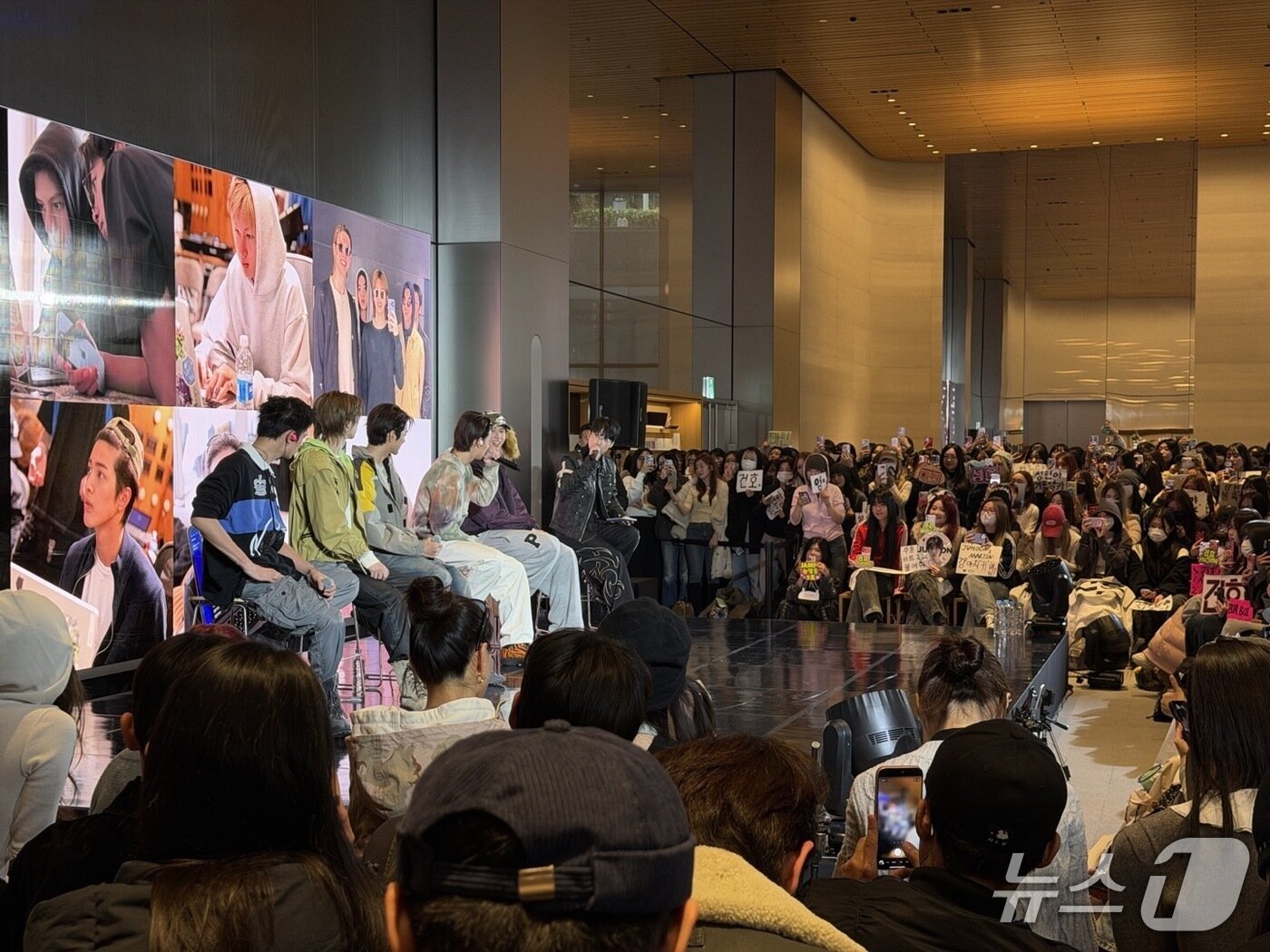 본문 이미지 - 그룹 코르티스(CORTIS)가 18일 오후 서울 애플 명동에서 열린 애플 50주년 기념 행사에 참석했다. 팬들이 환호하는 모습. ⓒ 뉴스1 이기범 기자