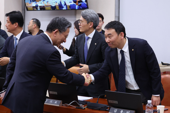 與 김용민, 형소법 개정 책임론에 "빈틈 생기면 보완"