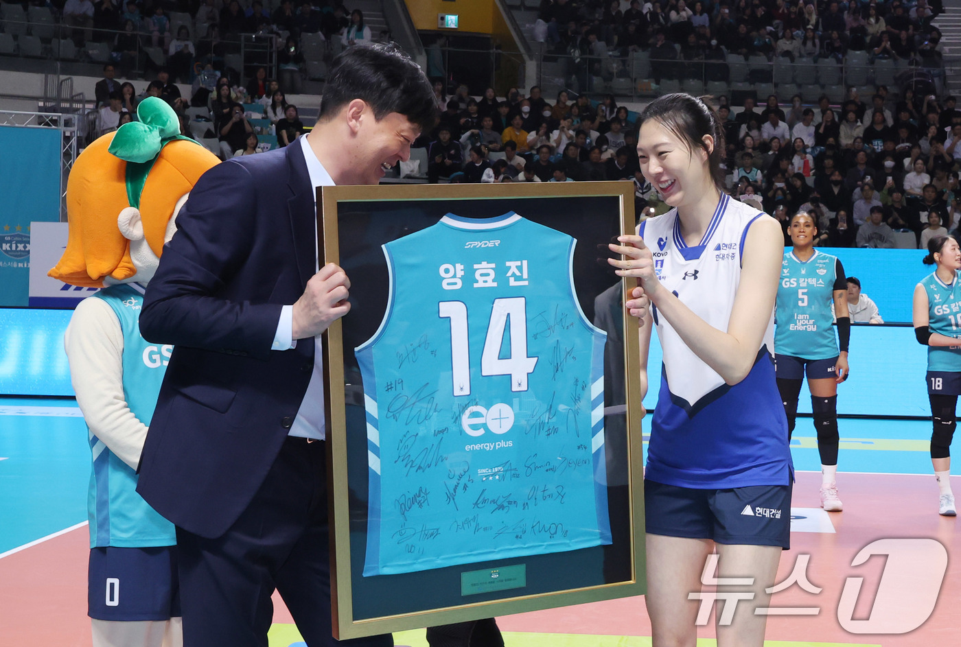 (서울=뉴스1) 박지혜 기자 = 18일 오후 서울 중구 장충체육관에서 열린 2025-2026 프로배구 V리그 여자부 GS칼텍스와 현대건설의 경기에 앞서 은퇴식을 한 현대건설 양효진 …