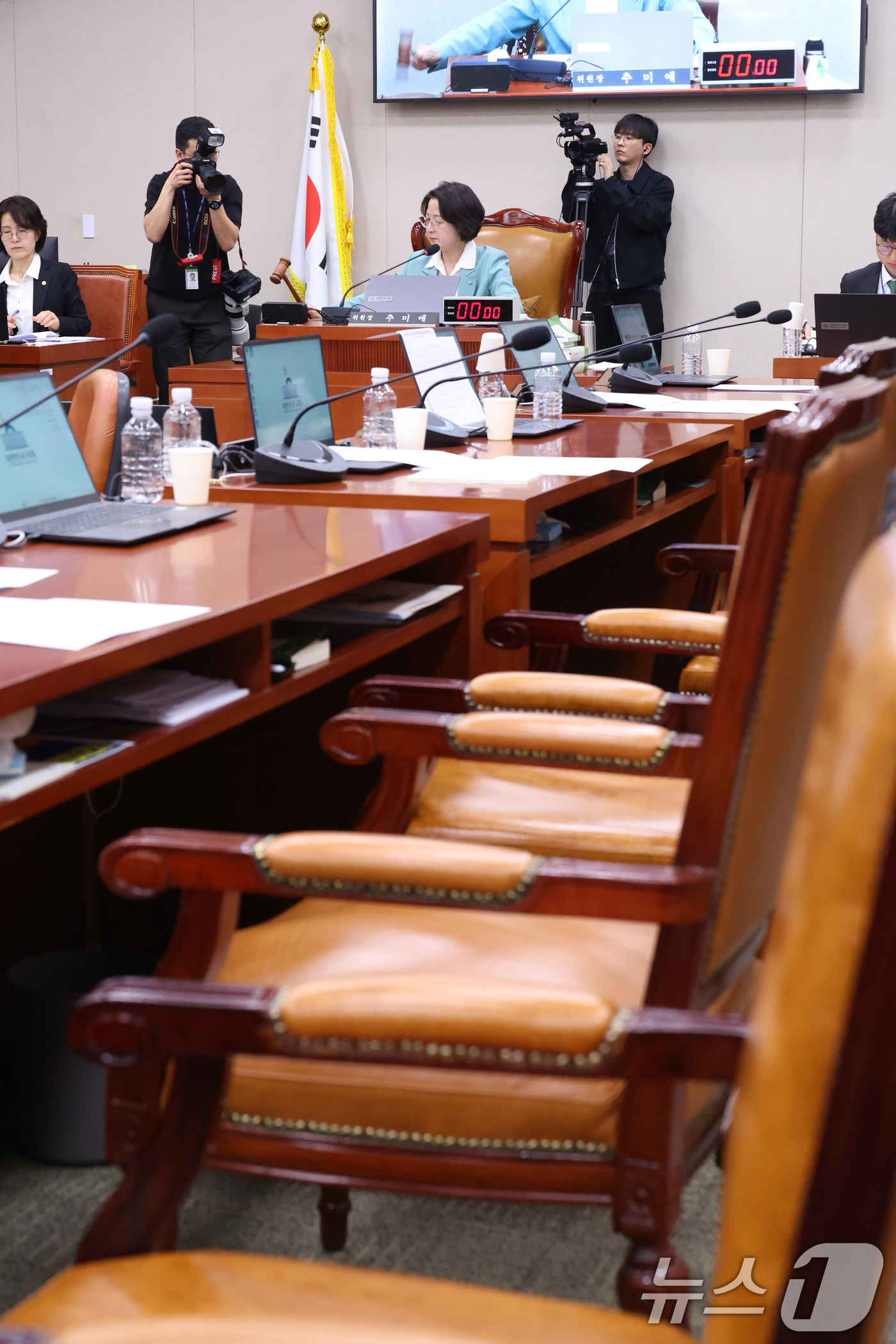 (서울=뉴스1) 신웅수 기자 = 추미애 위원장이 18일 서울 여의도 국회에서 열린 법제사법위원회 전체회의에서 공소청법을 가결시키고 있다. 2026.3.18/뉴스1