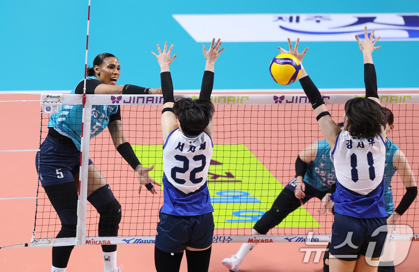 본문 이미지 - 18일 오후 서울 중구 장충체육관에서 열린 2025-2026 프로배구 V리그 여자부 GS칼텍스와 현대건설의 경기에서 GS칼텍스 실바가 공격을 시도하고 있다. 2026.3.18 ⓒ 뉴스1 박지혜 기자