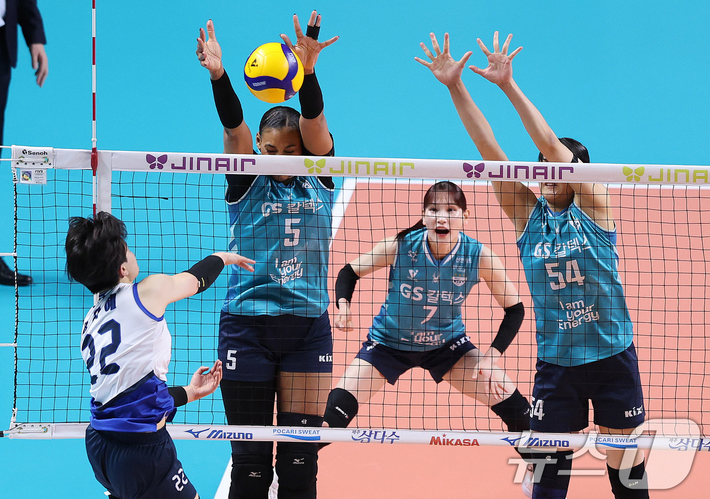 (서울=뉴스1) 박지혜 기자 = 18일 오후 서울 중구 장충체육관에서 열린 2025-2026 프로배구 V리그 여자부 GS칼텍스와 현대건설의 경기에서 GS칼텍스 실바가 블로킹하고 있 …