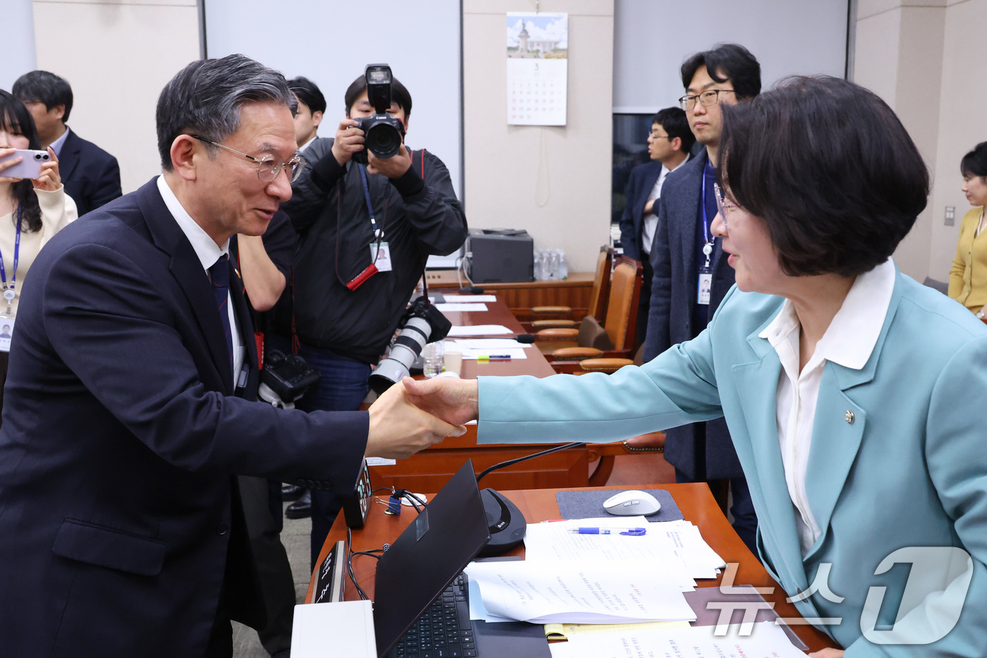 (서울=뉴스1) 신웅수 기자 = 추미애 위원장과 정성호 법무부 장관이 18일 서울 여의도 국회에서 열린 법제사법위원회 전체회의에서 공소청법이 가결된 후 인사하고 있다. 2026.3 …