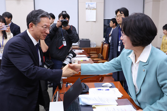 악수하는 정성호·추미애