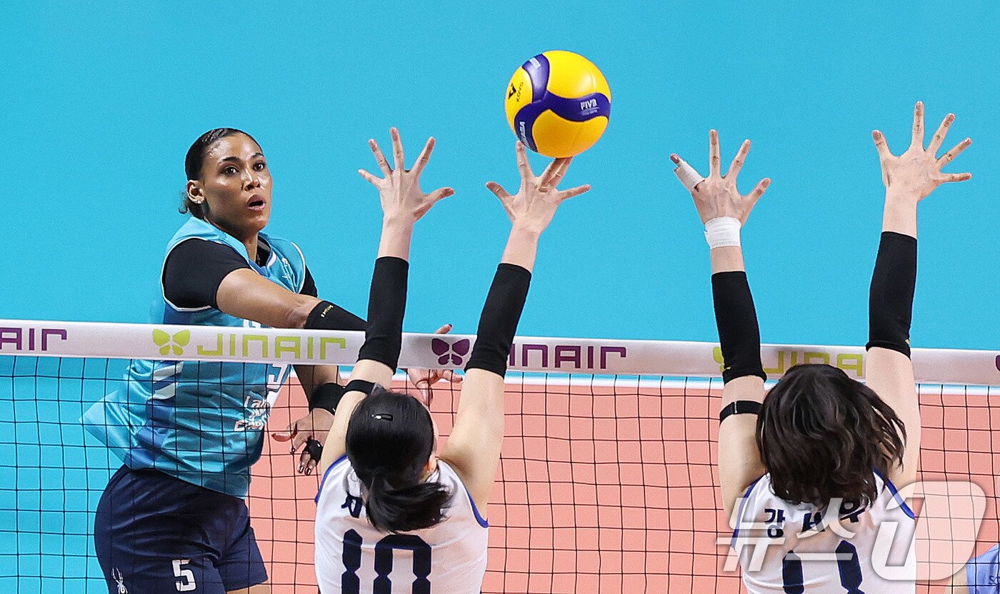 본문 이미지 - 18일 오후 서울 중구 장충체육관에서 열린 2025-2026 프로배구 V리그 여자부 GS칼텍스와 현대건설의 경기에서 GS칼텍스 실바가 공격을 시도하고 있다. 2026.3.18 ⓒ 뉴스1 박지혜 기자