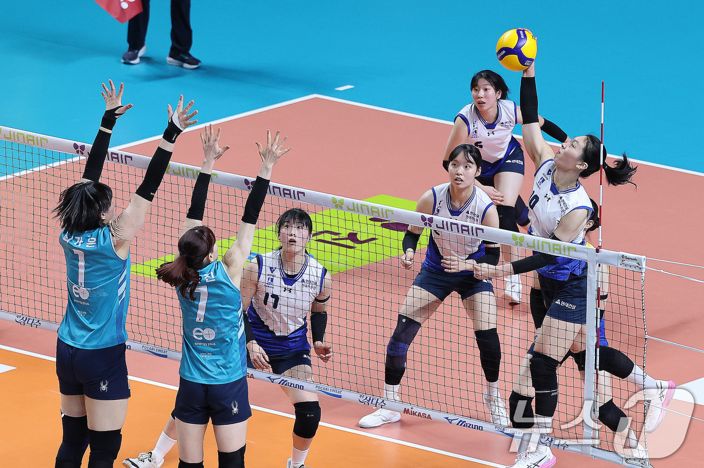 (서울=뉴스1) 박지혜 기자 = 18일 오후 서울 중구 장충체육관에서 열린 2025-2026 프로배구 V리그 여자부 GS칼텍스와 현대건설의 경기에서 현대건설 지민경이 공격을 시도하 …