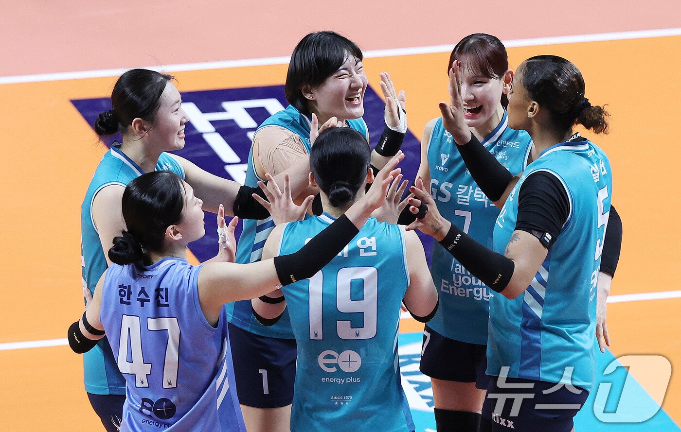 본문 이미지 - 18일 오후 서울 중구 장충체육관에서 열린 2025-2026 프로배구 V리그 여자부 GS칼텍스와 현대건설의 경기에서 GS칼텍스 선수들이 득점에 성공한 뒤 함께 기뻐하고 있다. 2026.3.18 ⓒ 뉴스1 박지혜 기자