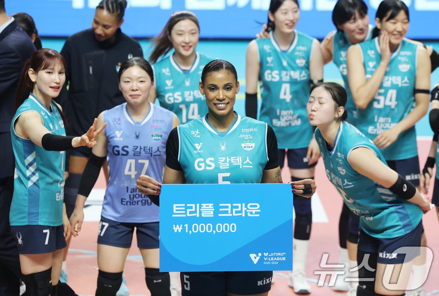 본문 이미지 - 18일 오후 서울 중구 장충체육관에서 열린 2025-2026 프로배구 V리그 여자부 GS칼텍스와 현대건설의 경기에서 세트스코어 3-0으로 승리하며 준플레이오프 진출을 확정지은 GS칼텍스 실바가 트리플 크라운 달성 상금을 받고 기념촬영 하고 있다. 2026.3.18 ⓒ 뉴스1 박지혜 기자