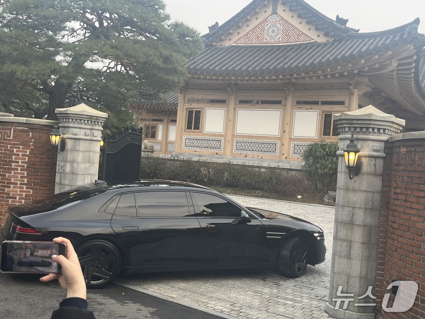 본문 이미지 - 이재용 삼성전자 회장이 18일 리사 수 AMD 최고경영자와의 만찬을 위해 서울 용산구 한남동 소재 승지원으로 향하고 있다. 사진은 이재용 회장이 탑승한 차량.ⓒ 뉴스1/원태성 기자.