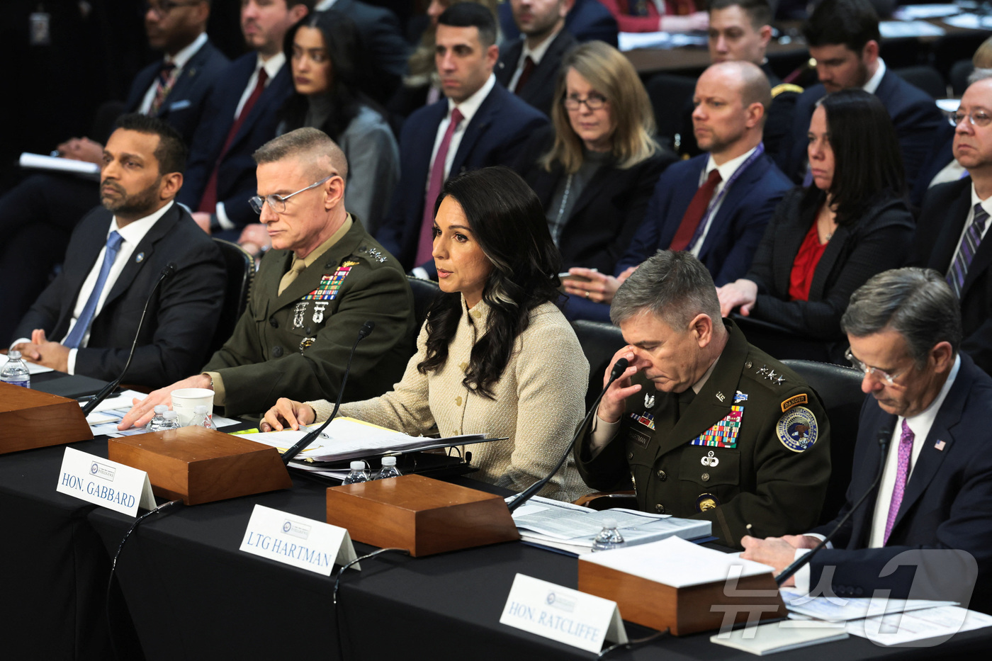 (워싱턴DC 로이터=뉴스1) 김지완 기자 = 18일(현지시간) 캐시 파텔 미 연방수사국(FBI) 국장, 제임스 애덤스 국방정보국(DIA) 국장, 털시 개버드 미국 국가정보국(DNI …