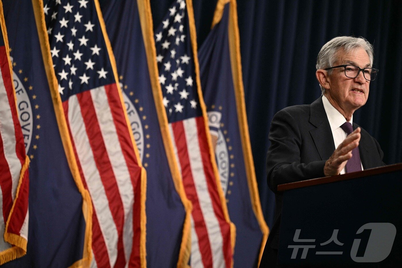 본문 이미지 - 금리 동결 이유를 설명하고 있는 파월 의장. ⓒ AFP=뉴스1