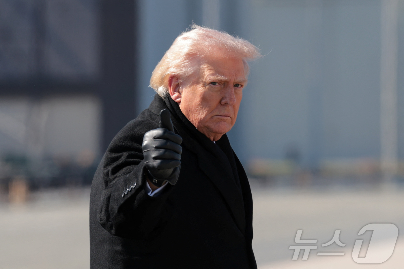 (델라웨어 로이터=뉴스1) 류정민 특파원 = 도널드 트럼프 미국 대통령이 18일(현지시간) 델라웨어주 도버 공군기지에서 열린 이란 군사작전 미군 전사자 유해 귀환 행사에 참석한 뒤 …