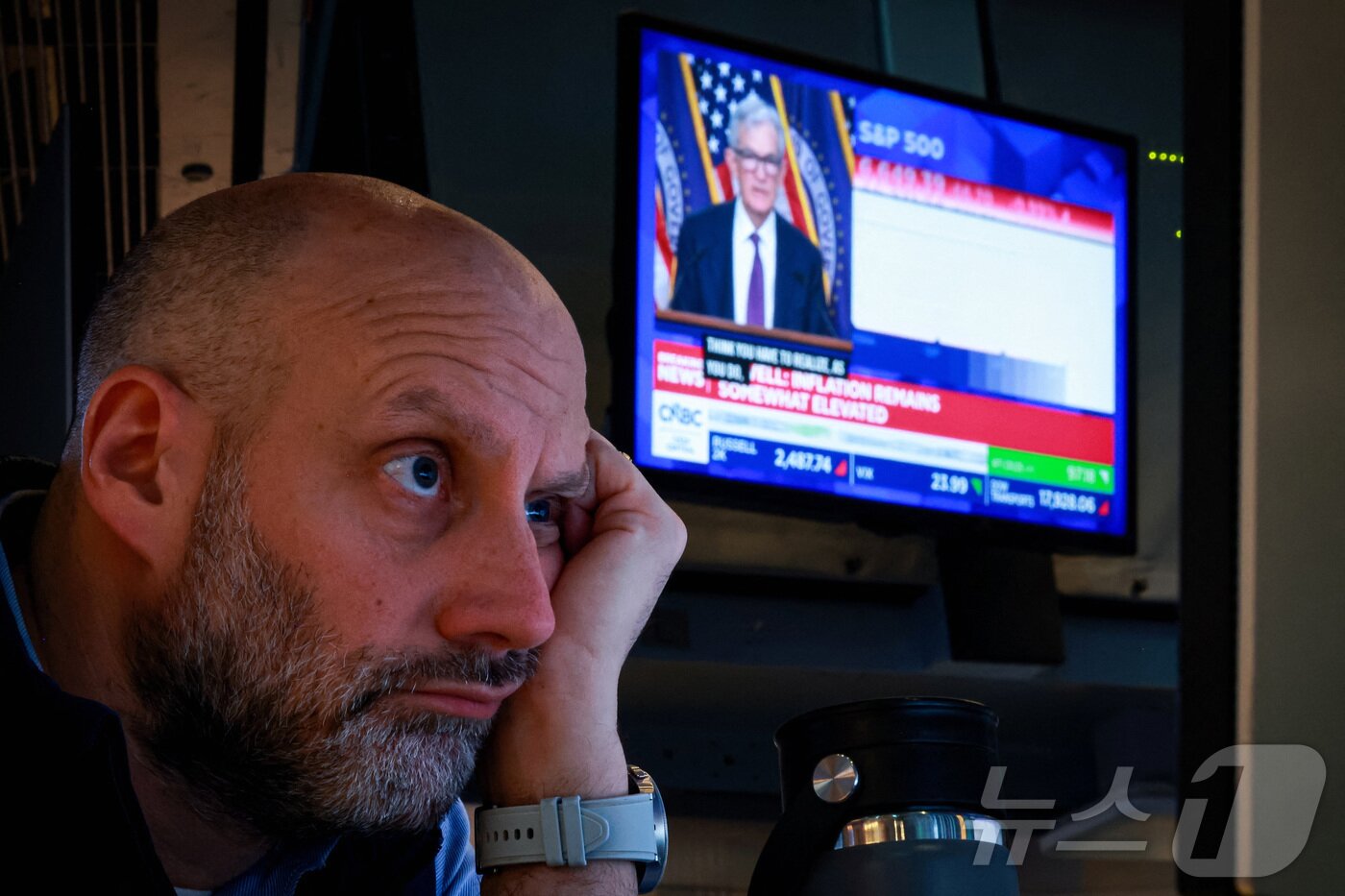 본문 이미지 - 뉴욕증권거래소(NYSE)에서 18일(현지시간) 한 트레이더가 연방준비제도(Fed) 금리 발표 이후 제롬 파월 의장의 기자회견 생중계 화면을 바라보고 있다. 2026.3.18ⓒ 로이터=뉴스1