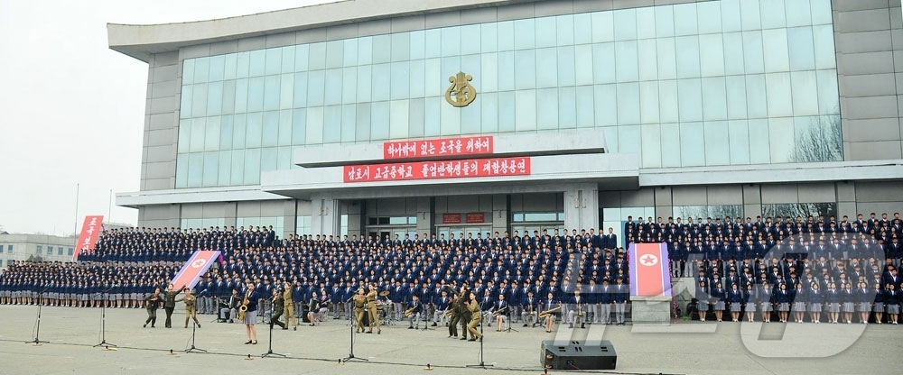 (평양 노동신문=뉴스1) = 북한 노동당 기관지 노동신문은 19일 "고마운 사회주의조국을 굳건히 지키고 빛낼 새 세대들의 애국 의지가 날이 갈수록 고조되는 속에 평안북도와 남포시안 …