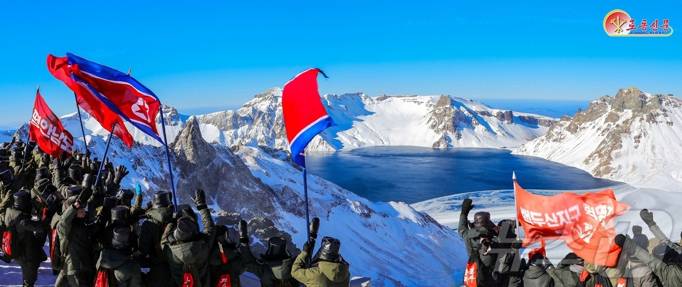 (평양 노동신문=뉴스1) = 북한 노동당 기관지 노동신문은 19일 "우리식 사회주의 전면적 발전을 위한 투쟁 속에 백두산지구 혁명전적지 답사열의가 더욱 고조되고 있다"라고 보도했다 …