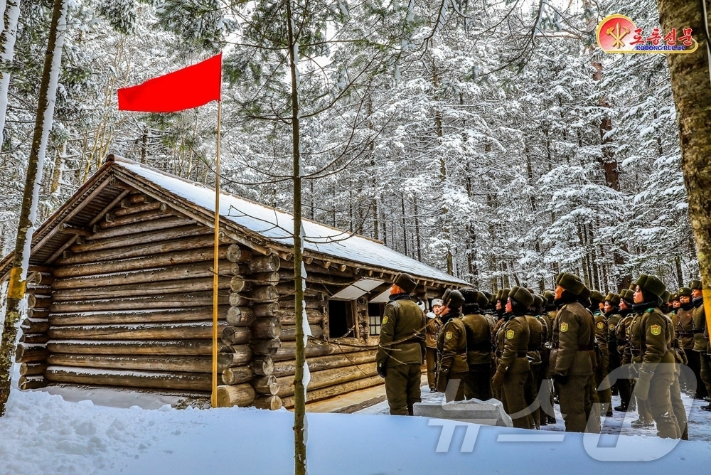 (평양 노동신문=뉴스1) = 북한 노동당 기관지 노동신문은 19일 "우리식 사회주의 전면적 발전을 위한 투쟁 속에 백두산지구 혁명전적지 답사열의가 더욱 고조되고 있다"라고 보도했다 …