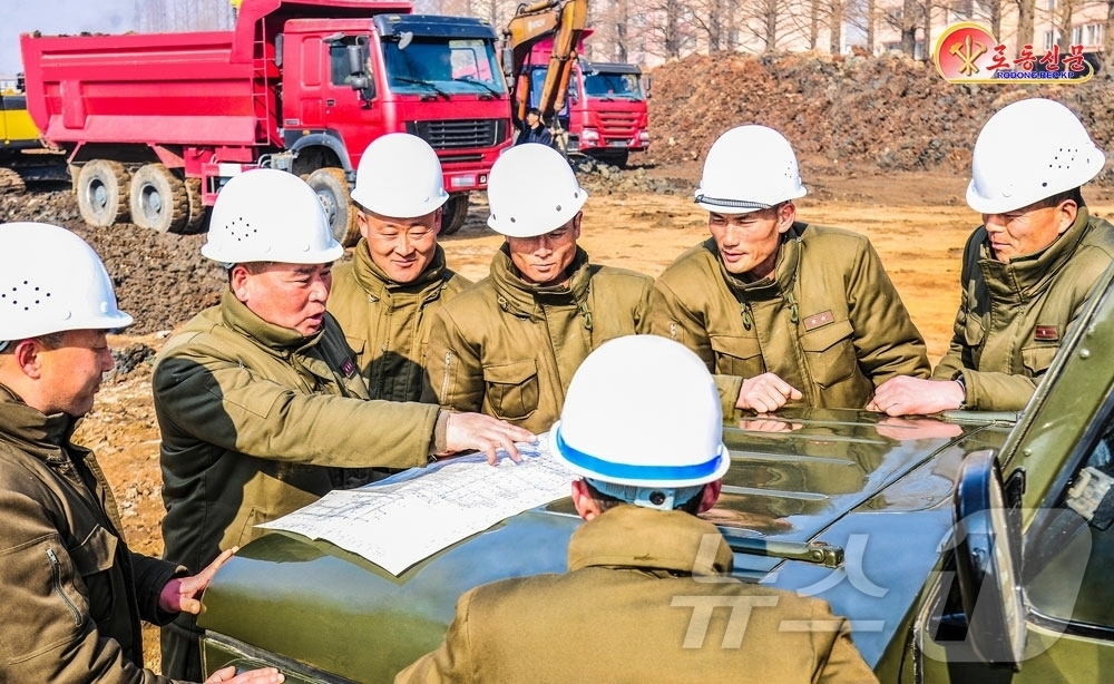 (평양 노동신문=뉴스1) = 북한 노동당 기관지 노동신문은 19일 "지방발전 정책 대상 건설에 동원된 인민군 군인들이 대건설전장에서 혁명강군의 기상을 떨치고 있다"라고 보도했다. …