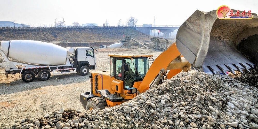 (평양 노동신문=뉴스1) = 북한 노동당 기관지 노동신문은 19일 "지방발전 정책 대상 건설에 동원된 인민군 군인들이 대건설전장에서 혁명강군의 기상을 떨치고 있다"라고 보도했다. …