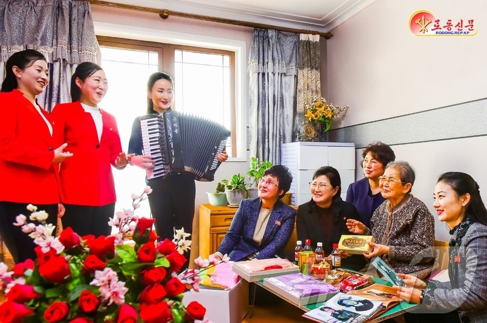 (평양 노동신문=뉴스1) = 북한 노동당 기관지 노동신문은 19일 "인민군대 후방 가족과 평범한 근로자들을 돕는 미풍이 사회 전반에 흐르고 있다"며 친혈육의 정으로 오봉석 전쟁노병 …