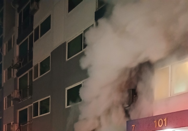 제천 아파트 1층서 불…80대 남성 1명 숨져