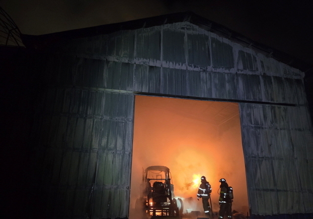 아산 농기계 보관 창고서 화재…1억500만원 피해