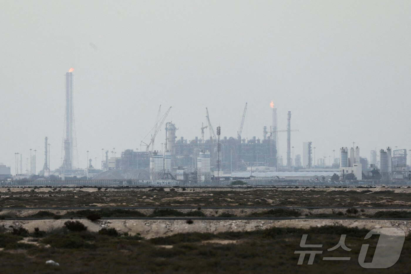 본문 이미지 - 카타르 라스라판 산업단지에 위치한 카타르에너지의 액화천연가스(LNG) 시설. 2026.03.02 ⓒ 로이터=뉴스1