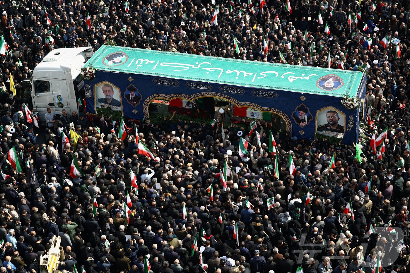 본문 이미지 - 알리 라리자니 이란 최고국가안보회의(SNSC) 사무총장과 이란 해군 호위함 '아이리스 데나'(IRIS Dena)호 희생자들의 장례식을 위해 18일(현지시간) 테헤란에 사람들이 모여있다. 2026.3.18 ⓒ 로이터=뉴스1
