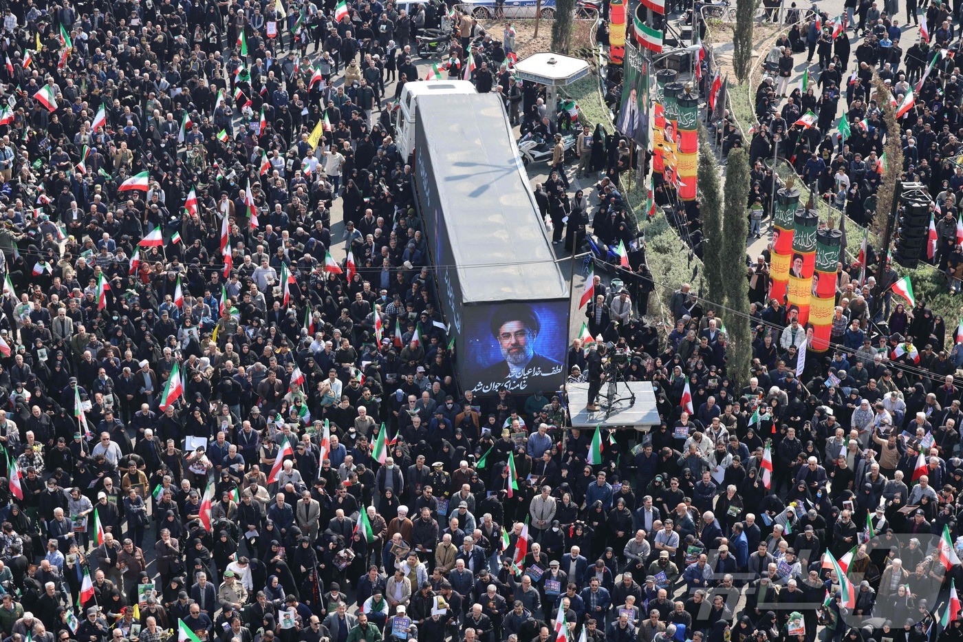 (테헤란 AFP=뉴스1) 윤다정 기자 = 18일(현지시간) 이란 테헤란에서 이란 안보수장 알리 라리자니 최고국가안보회의(SNSC) 사무총장과 이슬람혁명수비대(IRGC) 산하 바시즈 …