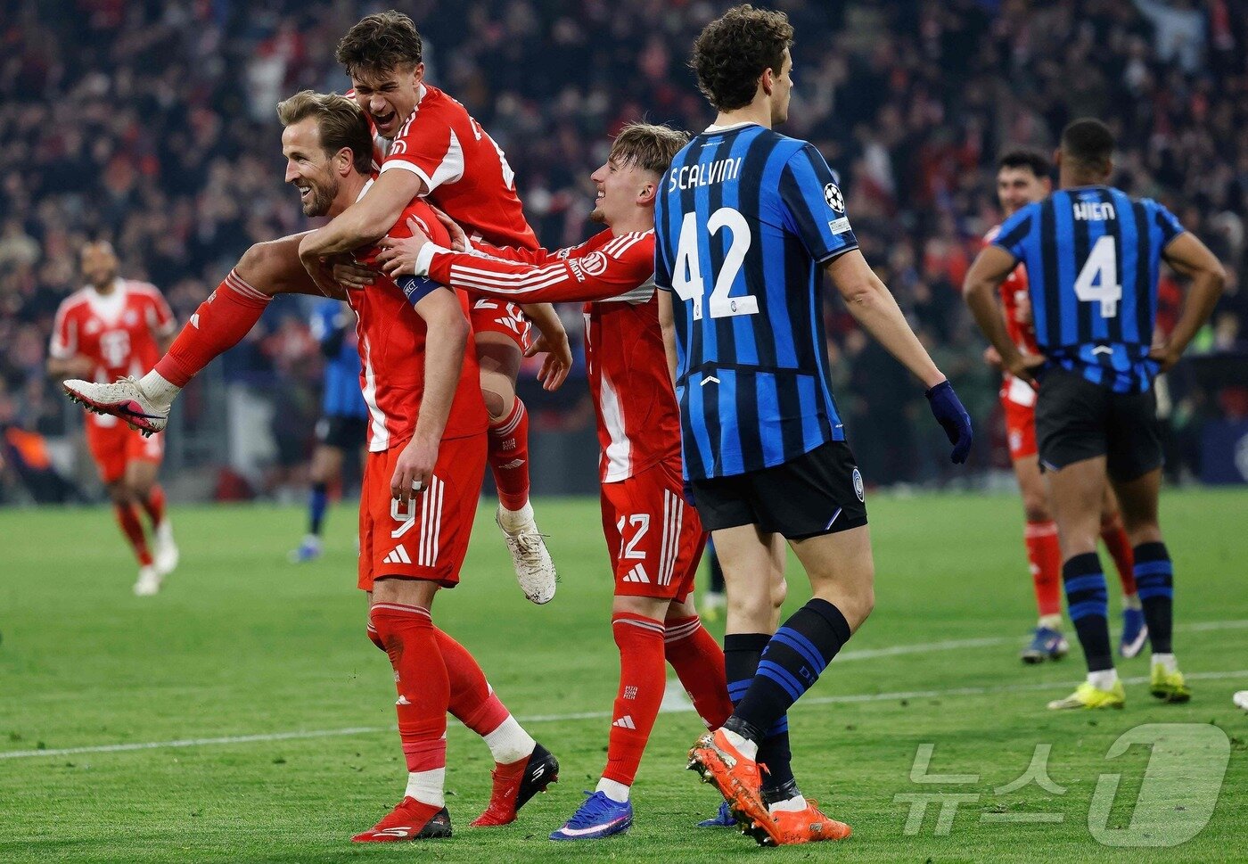 본문 이미지 - 멀티골을 터뜨린 해리 케인(왼쪽)ⓒ AFP=뉴스1