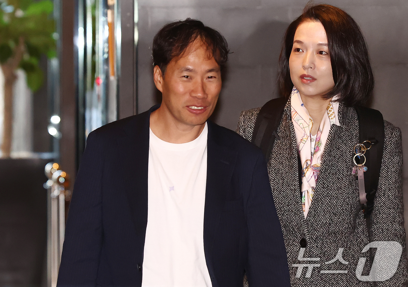 (서울=뉴스1) 김민지 기자 = 김성훈 업스테이지 대표가 19일 오전 서울의 한 호텔에서 리사 수 AMD 최고경영자(CEO)와 조찬 회동을 하기 위해 이동하고 있다. 2026.3. …
